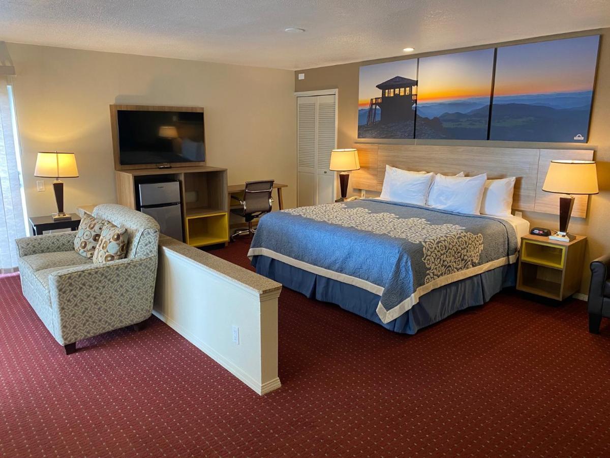 Days Inn By Wyndham Newport Or Kültér fotó