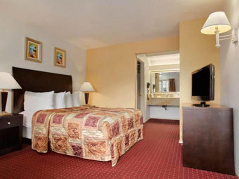 Days Inn By Wyndham Newport Or Kültér fotó
